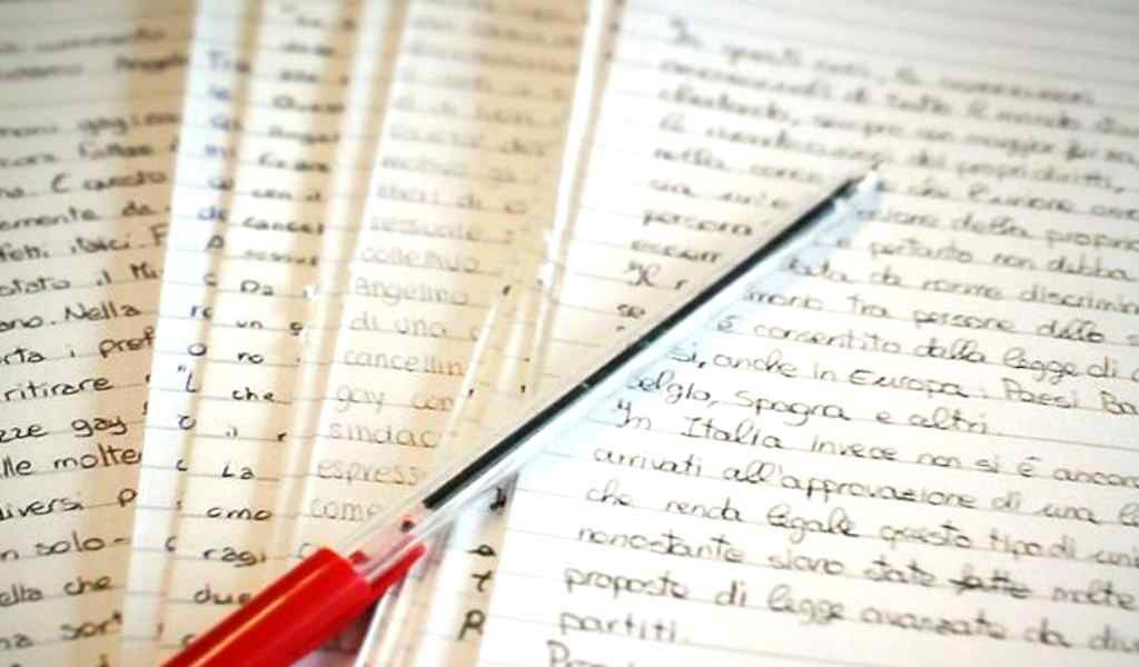 Maturità 2023, dei fogli protocollo con una penna rossa