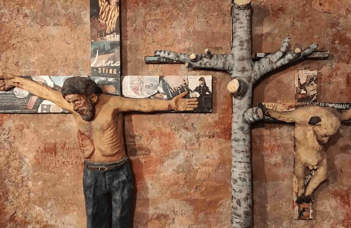 I morti sul lavoro in una creazione di Carlo Soricelli: un crocifisso che ricorda un operaio