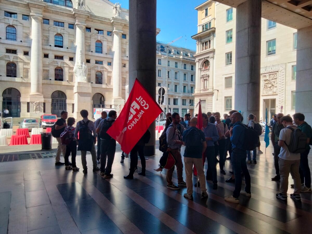I lavoratori della Borsa in sciopero di fronte a palazzo Mezzanotte, a Milano