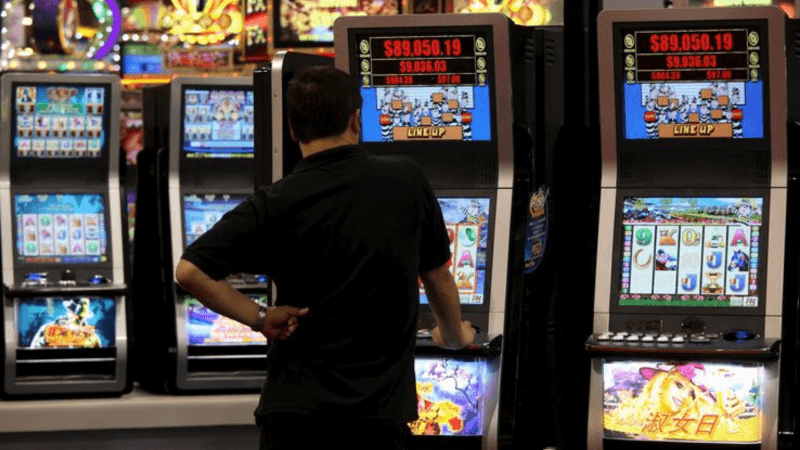 Ludopatia, un uomo sconsolato di fronte a dei videopoker