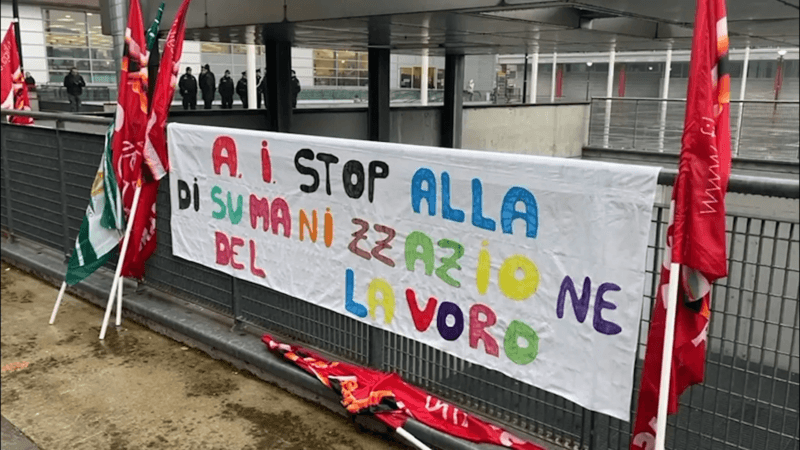 Uno dei cartelli dello sciopero dei dipendenti Cerved: "A.I. stop alla disumanizzazione del lavoro"