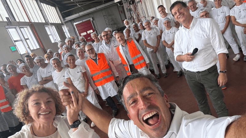 Fabio di Giammarco con dei collaboratori in Bauli