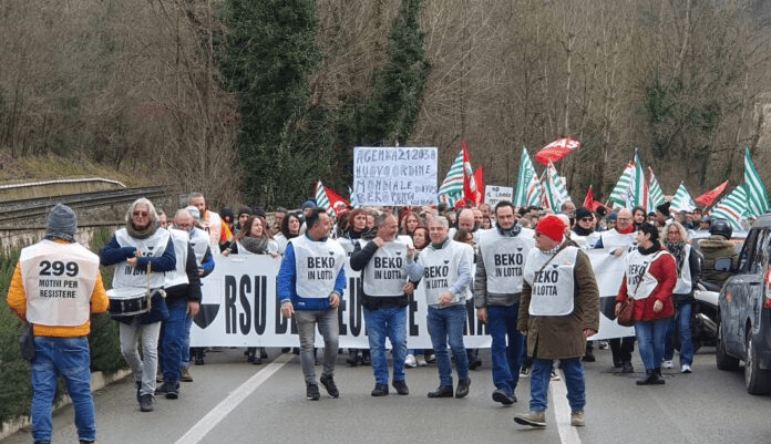 Crisi dell'elettrodomestico: i lavoratori dello stabilimento Beko di Siena durante una manifestazione