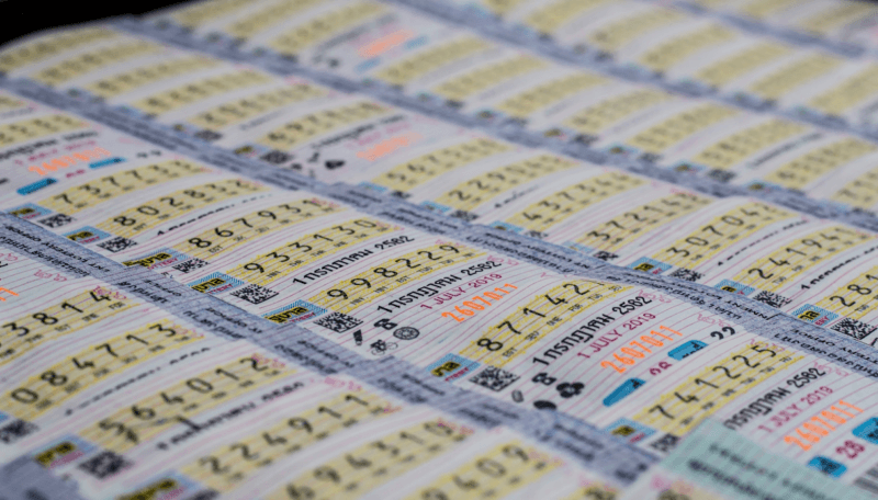 Lotteria e IA, un connubio falso: biglietti del lotto in fila