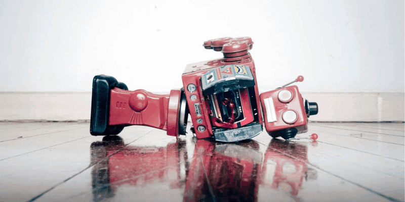 Errori dell'IA: un robot rotto, caduto per terra