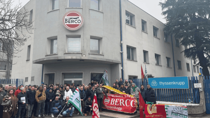 Lavoratori e sindacalisti della Berco di Castelfranco Veneto manifestano a favore della riconversione bellica dell'impresa.