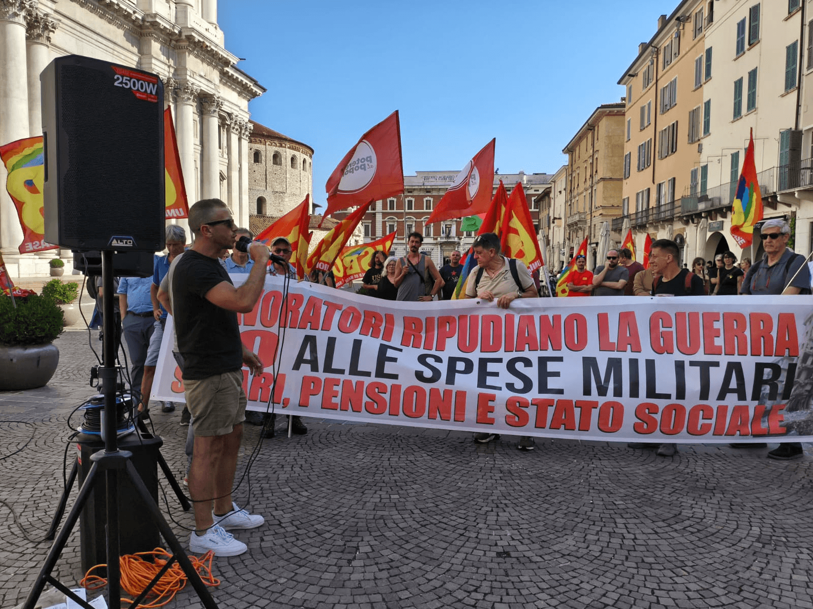 La manifestazione sotto la prefettura di Brescia.