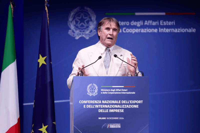 Brunello Cucinelli durante un discorso