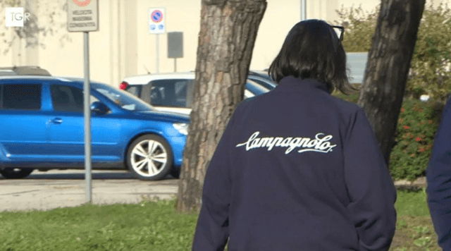 Una lavoratrice della Campagnolo di spalle, dopo la notizia di licenziamento