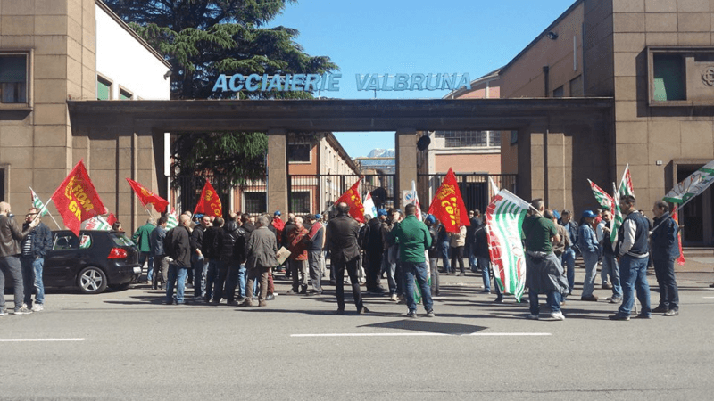 Valbruna, operai in sciopero davanti all'acciaieria di Bolzano