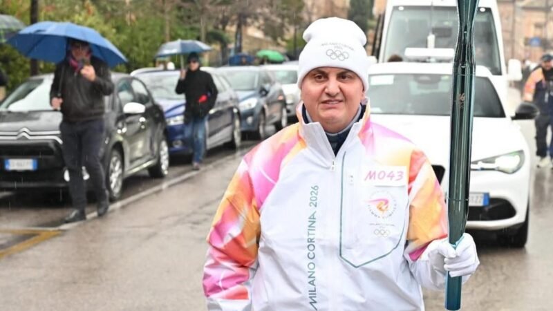 L'uomo gatto, ex campione di Sarabanda, fa da tedoforo per le Olimpiadi di Milano Cortina 2026