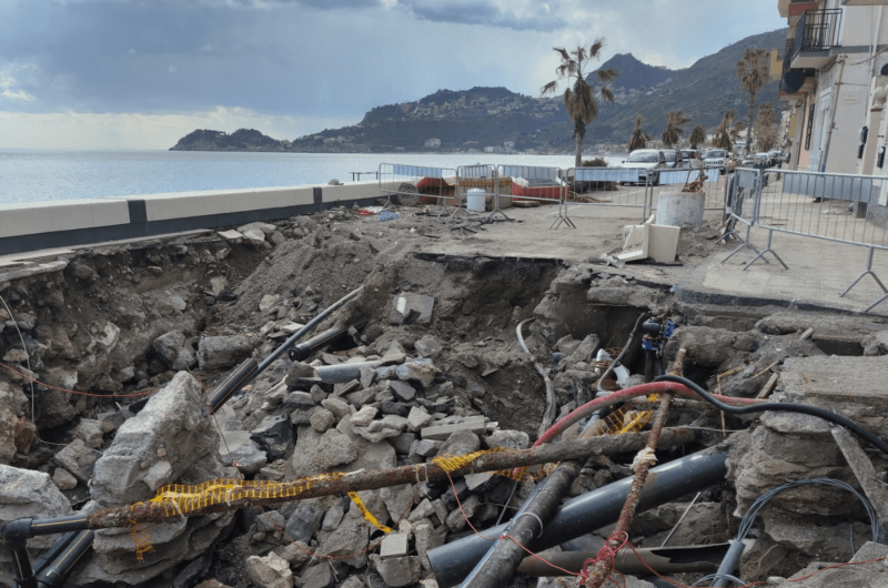 Gli effetti dell'uragano Harry sul lungomare di Letojanni