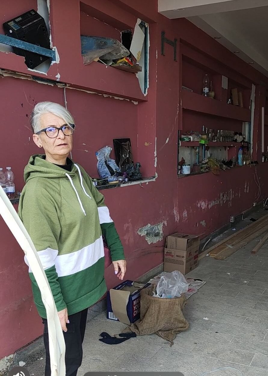 Monica Piana nel suo negozio dopo i danni provocati dall'uragano