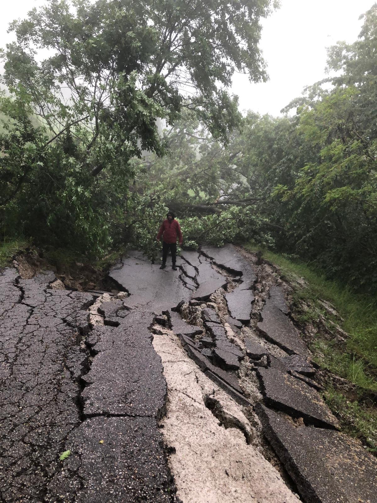 Gli effetti delle frane sulla SP29 che conduce a Nuvoleto