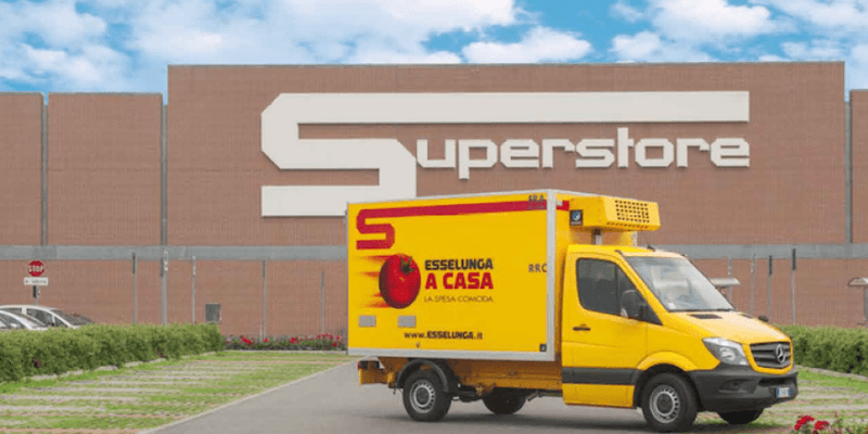 Autisti Esselunga in sciopero a Livorno: un furgone dell'azienda fermo di fronte a un supermercato