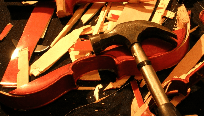Talenti distrutti dall'imperizia delle aziende: un violino fatto a pezzi da un martello