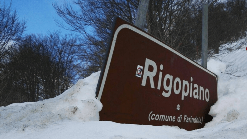 Rigopiano, il cartello della località sommerso dalla neve