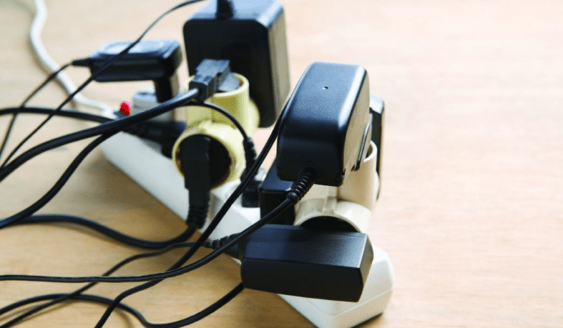 Diritto alla disconnessione: una presa stracolma di cavi elettrici