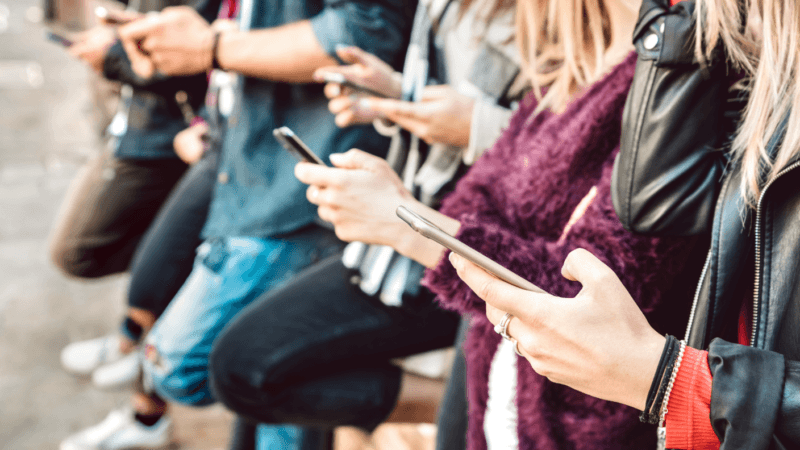 Una schiera di giovani iperconnessi, tutti con lo smartphone in mano