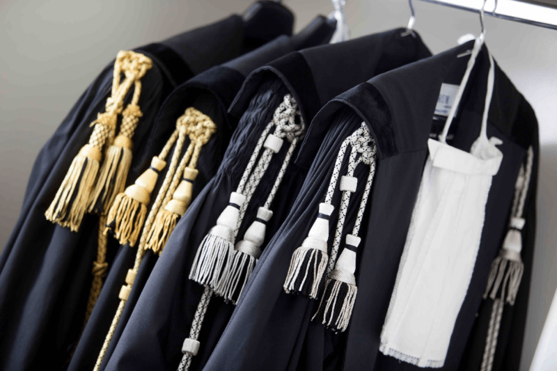 Gli avvocati in Italia sono sempre meno: una serie di toghe appese al chiodo