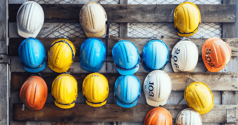 Cassa integrazioni: caschetti da lavoro appesi al chiodo