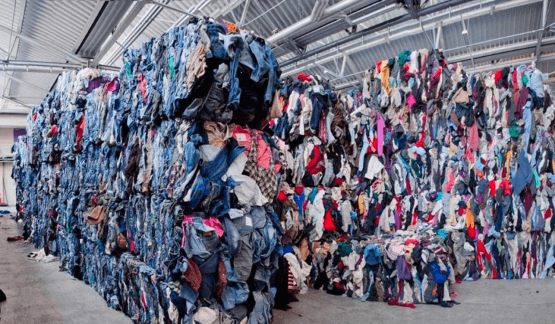 Rifiuti tessili impilati in balle: più che una Fashion Week, serve uno Sfashion Weekend