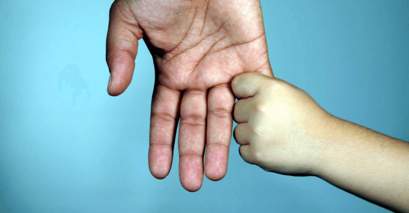 Padri separati e figli: la mano di un bambino stringe quella di un uomo