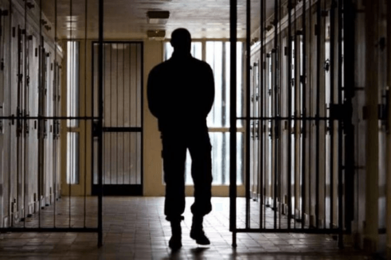 La shilouette di un agente di polizia penitenziaria in carcere