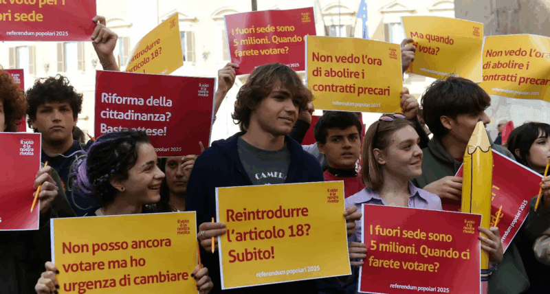 La campagna per il referendum dell'8 e 9 giugno 2025: ragazzi con dei cartelli colorati