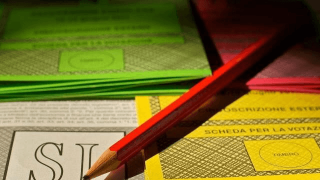 Le schede elettorali usate dagli italiani all'estero per il referendum dell'8 e 9 giugno