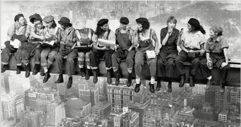 Diversity & Inclusion: la foto in bianco e nero degli operai che pranzano sospesi su una trave, tutta composta da donne