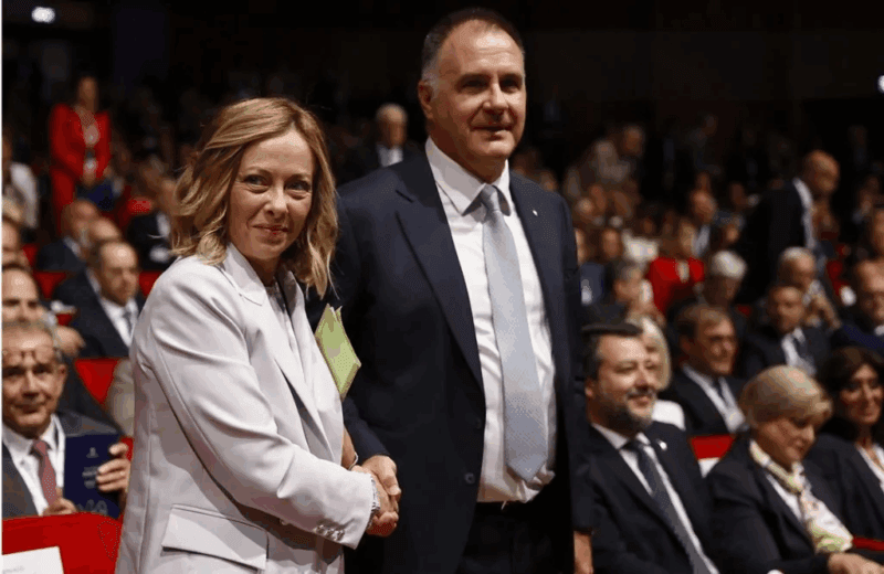 Staff housing, l'assist immobiliare del Governo a Confindustria: nella foto, Meloni e Orsini si stringono la mano