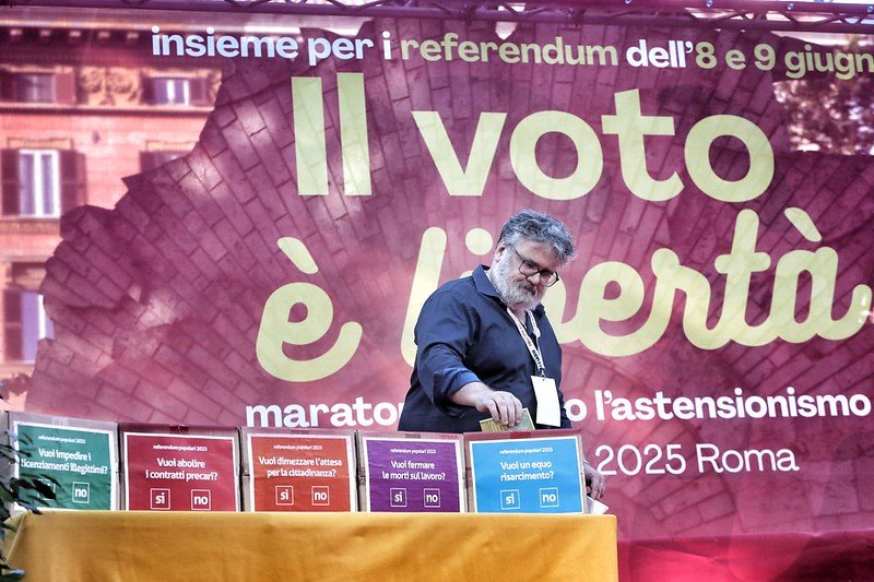 Licenziamenti, reintegrazione e indennità: un uomo vota per il secondo quesito referendario