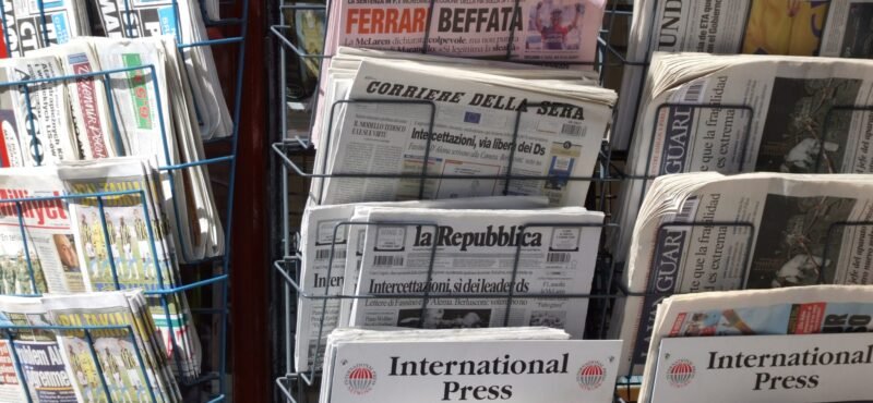 Il prezzo dei giornali aumenta: in foto dei quotidiani esposti in edicola