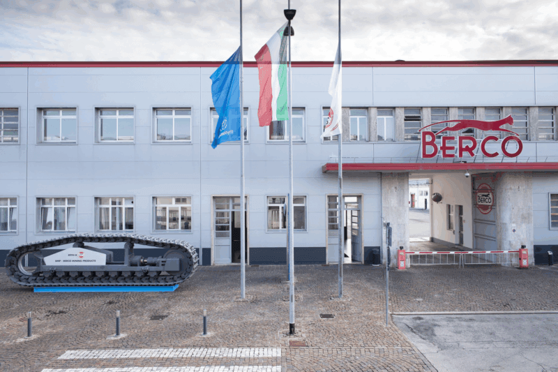 Nuova ESG spinge alla riconversione bellica: come è accaduto alla Berco, rappresentata in foto con un cingolo monumentale a fianco