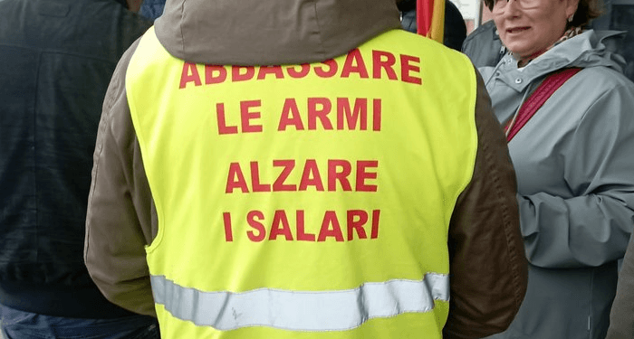 Un lavoratore protesta contro l'imposizione a trasportare armamenti, nel presidio USB all'aeroporto di Brescia