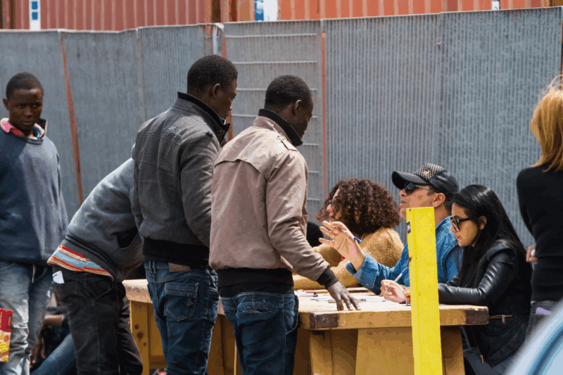 Decreto flussi, dei migranti a un banchetto