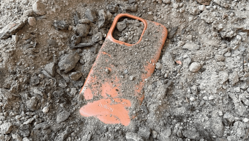 Archeologia di una merce: la custodia di uno smartphone sepolta nella terra