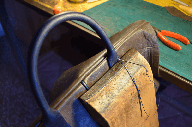 Una borsa in pelle, in corso di realizzazione