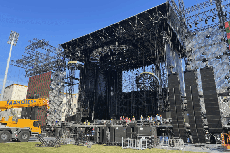 Il montaggio del palco di un concerto