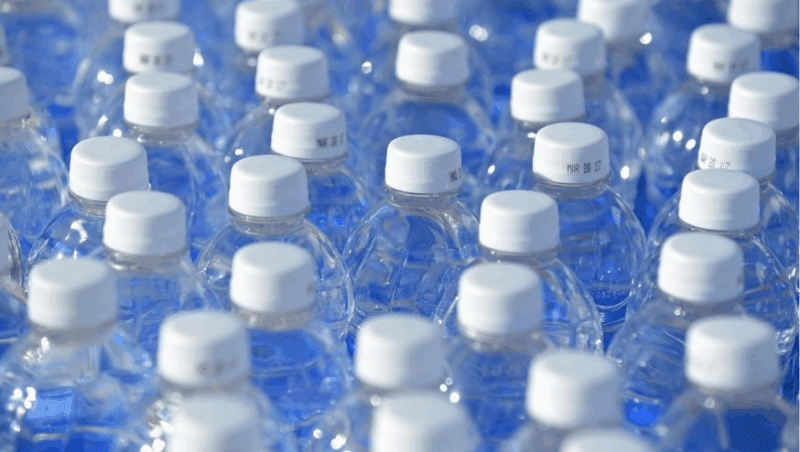 Una bottiglietta d'acqua con decine di sue simili