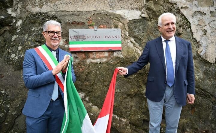 Il sindaco di Cavriglia, Leonardo Degl'Innocenti O Sanni (a sinistra) e il presidente della Regione Toscana Eugenio Giani