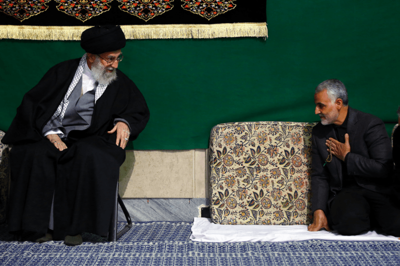 Il capo del corpo dei pasdaran inginocchiato di fronte all'ayatollah Khamenei